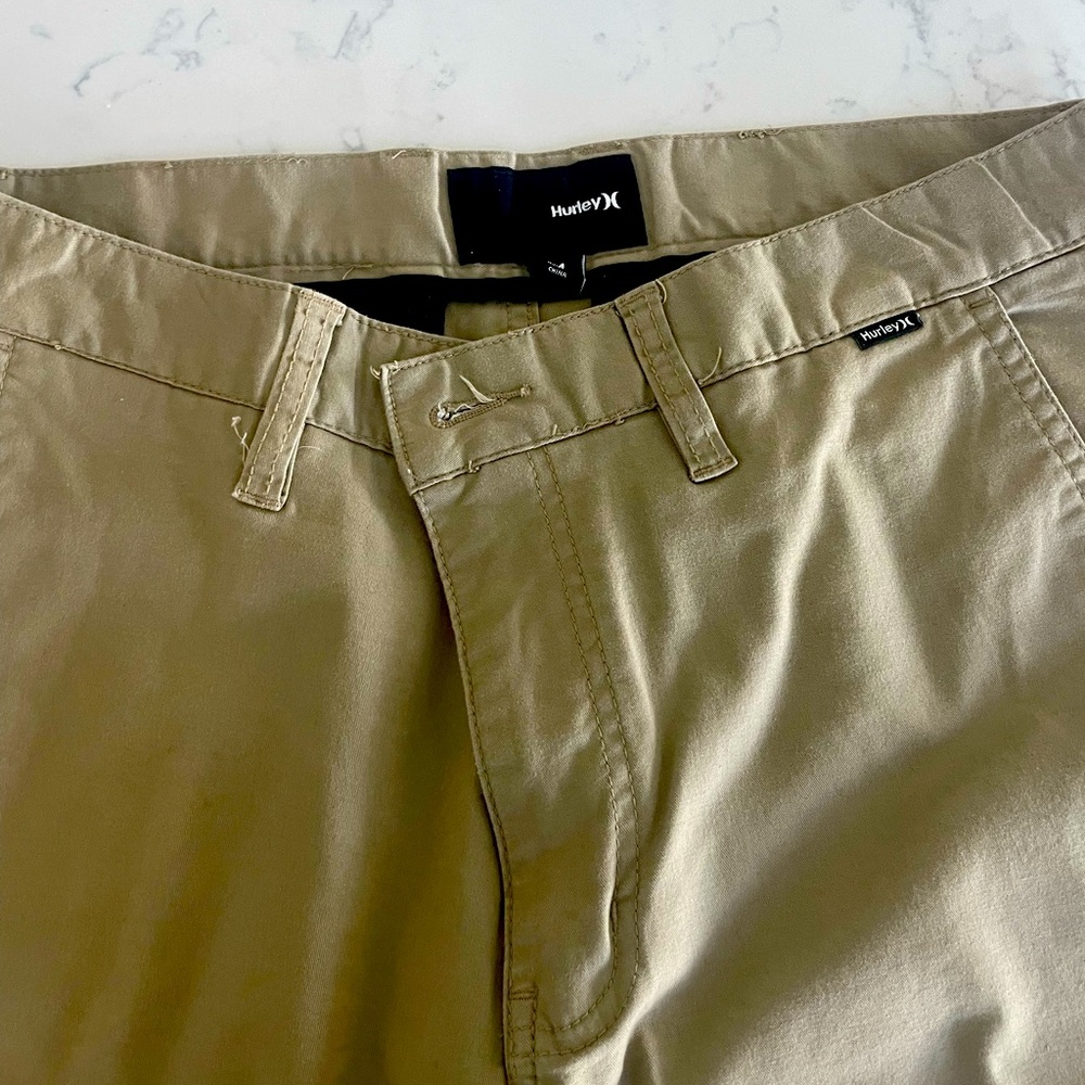 Hurley grey and beige  volcom blue size 31 20$ each